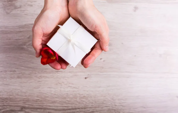 Caja de regalo con flores — Foto de Stock