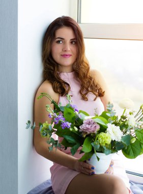 Güzel bir kadınla güzel bir buket