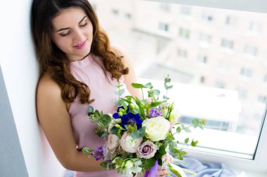 Güzel bir kadınla güzel bir buket