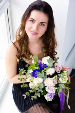Güzel bir kadınla güzel bir buket