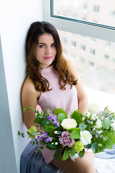 Mooie vrouw met een prachtig boeket — Stockfoto