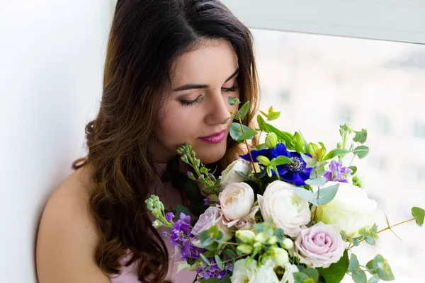 美丽的女人与可爱的花束 — 图库照片