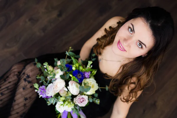 Bella donna con un bel bouquet — Foto Stock