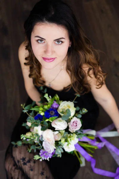 Mooie vrouw met een prachtig boeket — Stockfoto