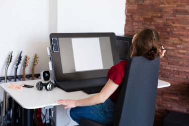 Bilgisayarda çalışan kadın.