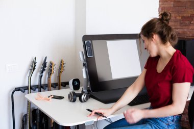 Bilgisayarda çalışan kadın.