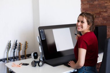 Bilgisayarda çalışan kadın.