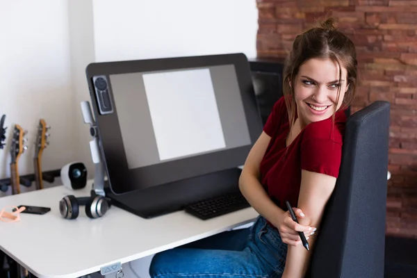 Woman working at the computer — Stock Photo, Image