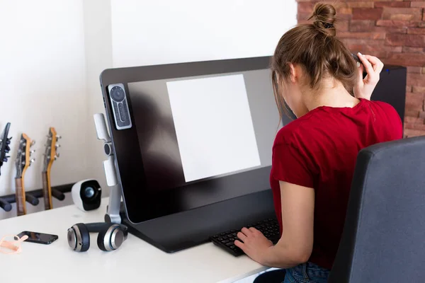 Woman working at the computer — Stock Photo, Image