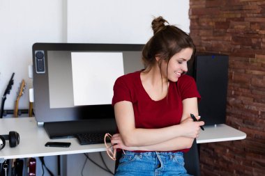 Bilgisayarda çalışan kadın.