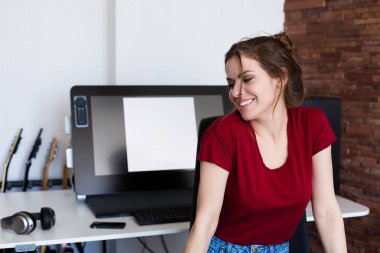 Bilgisayarda çalışan kadın.