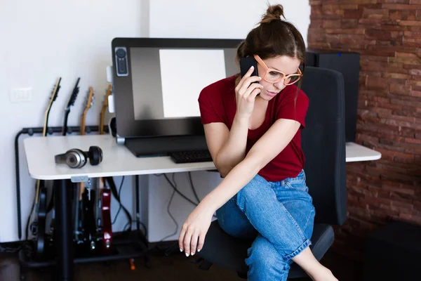 Mulher que trabalha no computador — Fotografia de Stock