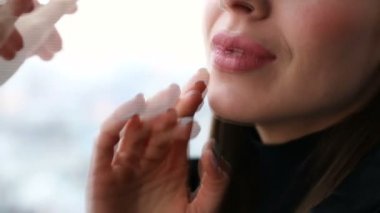 Pencerenin oturan genç kadın