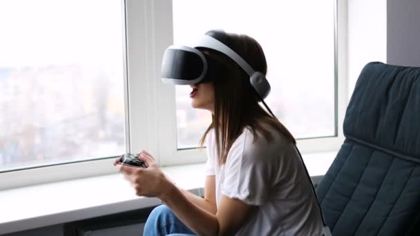 Mujer Joven Jugando Con Casco — Vídeos de Stock