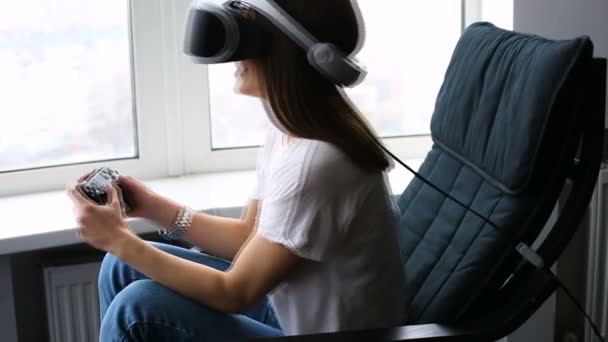 Mujer Joven Jugando Con Casco — Vídeos de Stock