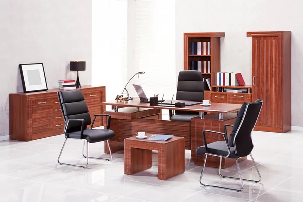 Офісні меблі для менеджера — стокове фото
