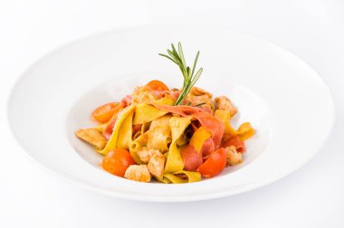 Makarna tavuk domates ve biberiye ile