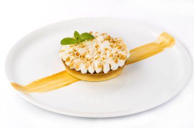 Çilek kremalı tatlı sepeti