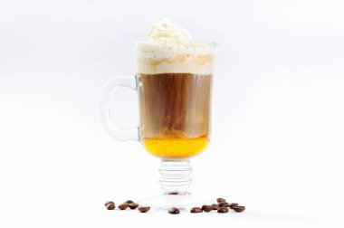 katmanları ile krema ve likör kahve döktü.