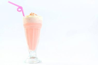 Yüksek cam pipet ile pembe muzlu süt.