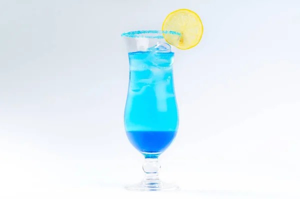 Cóctel azul con hielo con —  Fotos de Stock