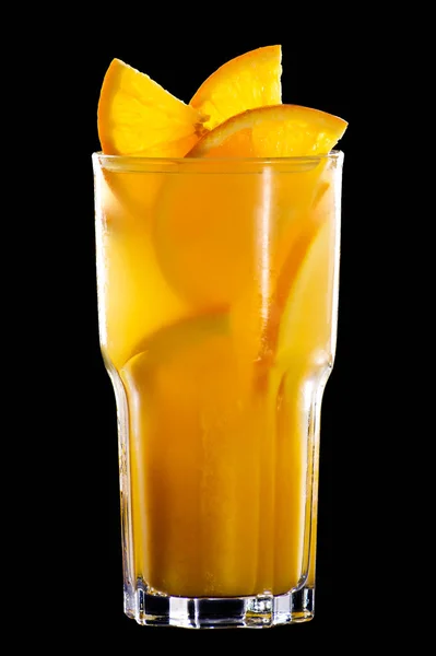Cóctel azul con hielo con naranja sobre negro — Foto de Stock