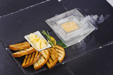 Kızarmış ekmek ve tereyağı toast ile buzda Pike havyar