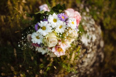 Gelinin buket düğün gününde güzel doğal çiçek