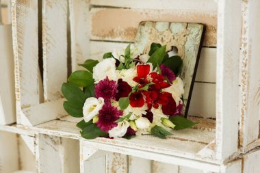 Gelinin buket düğün gününde güzel doğal çiçek