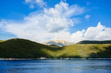 Yunanistan Adaları mavi gökyüzü ile güneşli bir günde