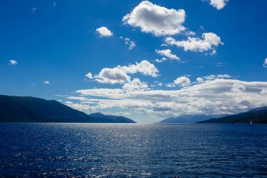 Yunanistan Adaları mavi gökyüzü ile güneşli bir günde