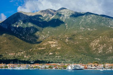Güneşli bir günde çok güzel liman ve tekneler ile Yunanistan Adası