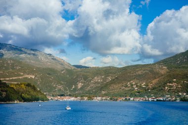 Güneşli bir günde çok güzel liman ve tekneler ile Yunanistan Adası