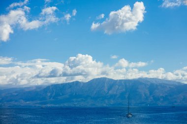Mavi gökyüzü ile güzel bir günde Akdeniz'de Tekne