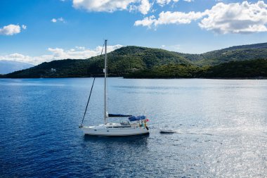 Mavi gökyüzü ile güzel bir günde Akdeniz'de Tekne