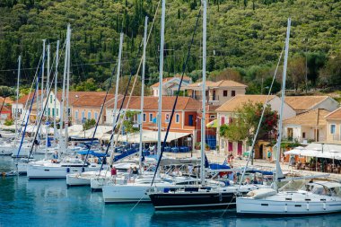 Çok güzel liman ve tekneler ile Yunanistan Adası Kefalonia adasına girin