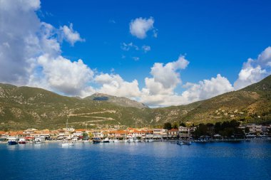 Güneşli bir günde çok güzel liman ve tekneler ile Yunanistan Adası
