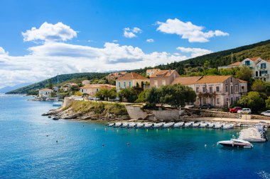 Çok güzel liman ve tekneler ile Yunanistan Adası Kefalonia adasına girin