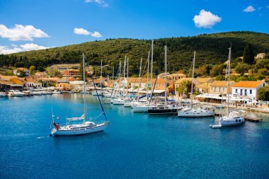 Çok güzel liman ve tekneler ile Yunanistan Adası Kefalonia adasına girin