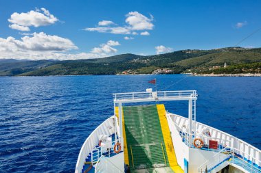Çok güzel liman ve tekneler ile Yunanistan Adası Kefalonia adasına girin