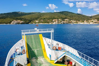 Çok güzel liman ve tekneler ile Yunanistan Adası Kefalonia adasına girin