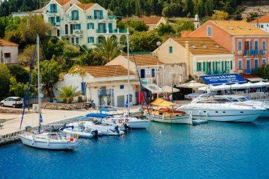 Çok güzel liman ve tekneler ile Yunanistan Adası Kefalonia adasına girin