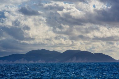 Yunanistan Adaları mavi gökyüzü ile güneşli bir günde