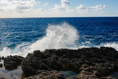 Güneş ışığı ve berrak gökyüzü ile Kefalonia ada