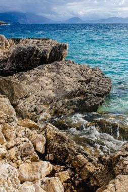 Güneş ışığı ve berrak gökyüzü ile Kefalonia ada