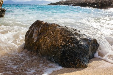 Güneş ışığı ve berrak gökyüzü ile Kefalonia ada