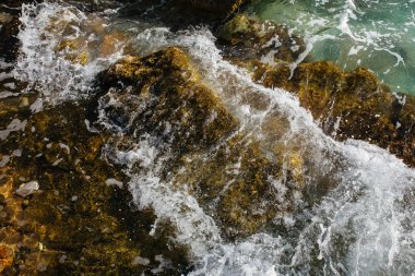 Güneş ışığı ve berrak gökyüzü ile Kefalonia ada