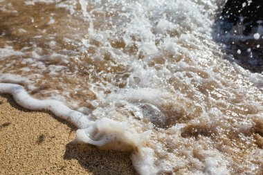 Güneş ışığı ve berrak gökyüzü ile Kefalonia ada