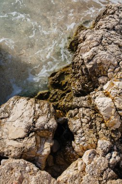 Güneş ışığı ve berrak gökyüzü ile Kefalonia ada