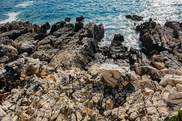 Güneş ışığı ve berrak gökyüzü ile Kefalonia ada